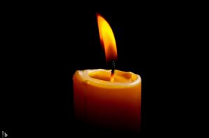 ilustračný obrázok: sviečka (vytvorené pomocou umelej inteligencie v Bing)