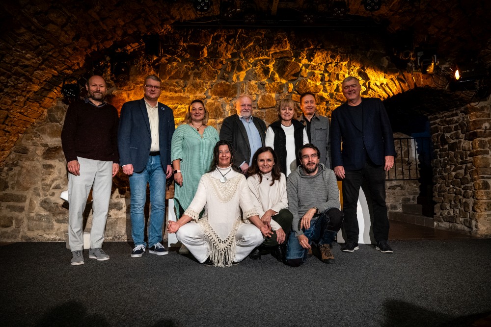 hore zľava Peter Milčák, David Kroča, Renata Jurčová, Libor Vacek, Nina Martínková, Aleš Vrzák, Richard Veselý, dolu_Veronika Nová (moderátorka), náhradníci Hana Krtíčková, Matej Čertík